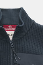 Parajumpers Strickjacke 'Hart River' petrol, Nahaufnahme von oben, Strick aus Microfaser/Baumwolle, Slim Fit, Patent-Strickmuster, Zwei-Wege-Reißverschluss, Stehkragen, Brusttasche mit Patte, Logo-Badge.