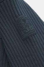 Nahaufnahme der Parajumpers Strickjacke 'Hart River' petrol aus mittlerer Perspektive, mit hochwertigem Microfaser-Baumwoll-Strick, mittelfeinem, strukturiertem Patent-Strickmuster, Slim Fit, robustem Zwei-Wege-Reißverschluss, hochschließendem Stehkragen,