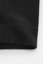Parajumpers Strickjacke 'Levico' schwarz, Detailaufnahme des mittelfeinen Strickbilds, weicher Griff, schwere Qualität, Regular Fit, gerippter Stehkragen, Kontraststreifen, Logo-Badge, doppelt gearbeitete Saumabschlüsse und komfortable Ärmelbündchen, Stri