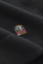 Nahaufnahme der Parajumpers Strickjacke 'Levico' schwarz, Detail des Marken-Logo-Badges, Strick aus Wolle/Microfaser, mittelfeines Strickbild, weicher Griff, Regular Fit.