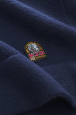 Nahaufnahme der Parajumpers Strickjacke 'Levico' navy, Detailansicht des Logos auf mittelfeinem, weichen Woll-Microfaser-Strick.