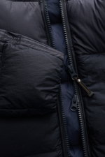Nahaufnahme der Parajumpers Daunenjacke 'Notigi' navy von oben, zeigt wind- und wasserabweisendes Nylon-Ripstop-Material, Reißverschluss und Mikrofasereinsätze.