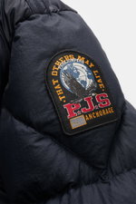 Parajumpers Daunenjacke 'Notigi' navy, Detailansicht Patch, ultraleichtes Nylon-Ripstop, wind- und wasserabweisend, gestepptes Innenfutter.