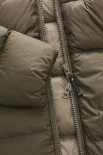 Parajumpers Daunenjacke 'Notigi' khaki, Nahaufnahme von innen und Reißverschluss, ultraleichtes Nylon-Ripstop, Microfaser, wärmend, wind- und wasserabweisend.