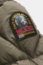 Parajumpers Daunenjacke 'Notigi' khaki Nahaufnahme von gestepptem, wind- und wasserabweisendem Nylon-Ripstop mit Markenpatch am Ärmel.