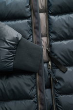 Parajumpers Daunenblouson 'Pharrell' petrol in Nahaufnahme von oben, zeigt strapazierfähige Microfaser, Reißverschluss und Rippbündchen, leichte Daunenfüllung, wasserabweisend, winddicht, atmungsaktiv, Slim Fit, Kapuze mit Tunnelzug, elastischer Kragenein