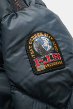 Parajumpers Daunenblouson 'Pharrell' petrol, Detailfoto von schräg oben, zeigt das wasserabweisende, gesteppte Material mit PJS-Weblabel.