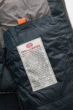 Nahaufnahme des Parajumpers Daunenblouson 'Pharrell' petrol von innen, mit Label, tonalem Futter, Rippbündchen, strapazierfähiger Microfaser und leichter Daunenfüllung.