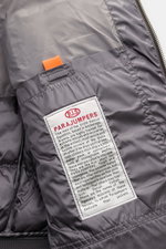 Nahaufnahme des Innenfutters vom Parajumpers Daunenblouson 'Pharrell' grau, zeigt das gesteppt leichte Daunenmaterial und das weiße Logo-Label mit roter Schrift, fotografiert aus direkter Draufsicht.
