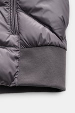 Parajumpers Daunenblouson 'Pharrell' grau, Nahaufnahme seitlich, zeigt wasserabweisende Microfaser, elastischen Rippstrickbund und leichte Daunenfüllung.