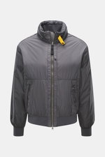 Parajumpers Blouson 'Tuam' dunkelgrau, frontal fotografiert, hochwertige Microfaser, weicher Griff, wind- und wasserabweisend, atmungsaktiv, leichte Wattierung, Slim Fit, Zwei-Wege-Reißverschluss, Stehkragen mit Knopfriegel, versteckte Kapuze, Brusttasche