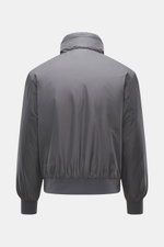 Rückansicht des Parajumpers Blouson 'Tuam' dunkelgrau, Slim Fit, hochwertige Microfaser, wind- und wasserabweisend, weicher Griff, Stehkragen mit Kapuze, elastische Bündchen.