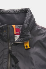 Parajumpers Blouson 'Tuam' dunkelgrau Nahaufnahme von oben, hochwertige Microfaser, weicher Griff, wind- wasserabweisend, Slim Fit, Kapuze im Kragen.