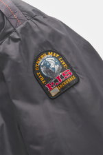 Parajumpers Blouson 'Tuam' dunkelgrau, Detailaufnahme von oben rechts, hochwertige Microfaser, weicher Griff, wind- und wasserabweisend, atmungsaktiv, leichte Wattierung, Slim Fit, Zwei-Wege-Reißverschluss, Stehkragen mit Knopfriegel, versteckte Kapuze, B