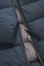Nahaufnahme der Parajumpers Daunenjacke 'Duleek' navy von schräg oben, strapazierfähige Microfaser, Super Light Weight Daunenfüllung, wind- und wasserabweisend, atmungsaktiv, Regular Fit, Zwei-Wege-Reißverschluss, Stehkragen mit Knopfriegel, Zipper-Frontt