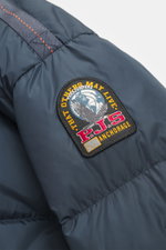 Nahaufnahme der Parajumpers Daunenjacke 'Duleek' navy, Schulter von schräg oben, strapazierfähige Microfaser, Super Light Weight Daunenfüllung, wind- und wasserabweisend, atmungsaktiv, Regular Fit, Weblabel am Oberarm, kontrastierender Futterstoff.