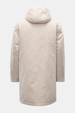 Rear view of the 04651/ A trip in a bag Parka 'MC26' sand, made of lightly waxed cotton with a soft touch, regular fit, high collar, practical hood, two-way zipper, wind flap with snap buttons, large flap pockets, wool-mix lining, and an inner pocket, ins