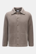 Frontansicht des 04651/ A trip in a bag Cardigan 'Boiled Blouson' taupe aus reiner Wolle mit Umlegekragen, sechs Knöpfen, Fronttaschen und Rippbündchen.