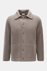 Frontansicht des 04651/ A trip in a bag Cardigan 'Boiled Blouson' taupe aus reiner Wolle mit Umlegekragen, sechs Knöpfen, Fronttaschen und Rippbündchen.