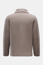 Rückansicht des 04651/ A trip in a bag Cardigan 'Boiled Blouson' taupe aus schwerer, reiner Wolle mit Umlegekragen und Rippbündchen.