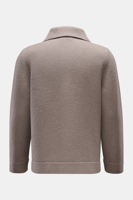 Rückansicht des 04651/ A trip in a bag Cardigan 'Boiled Blouson' taupe aus schwerer, reiner Wolle mit Umlegekragen und Rippbündchen.