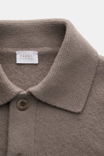 04651/ A trip in a bag Cardigan 'Boiled Blouson' taupe, Nahaufnahme von Umlegekragen und Knopf, reine Wolle, schwerer Strick, Slim Fit