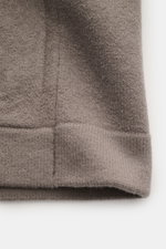 Nahaufnahme des Saums vom 04651/ A trip in a bag Cardigan 'Boiled Blouson' taupe, Slim Fit aus schwerer, mittelfein gestrickter reiner Wolle.