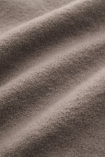 Nahaufnahme des feinen Strickbilds des 04651/ A trip in a bag Cardigan 'Boiled Blouson' taupe aus weicher, schwerer Wolle.