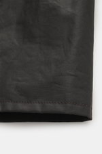 Belstaff Waxed jacket 'Trialmaster Phoenix' dark brown shown close-up from the side, highlighting waxed cotton fabric and leather piping. Durable, functional and timeless – for over 45 years, the legendary 'Trialmaster' jacket has been crafted from waxed 