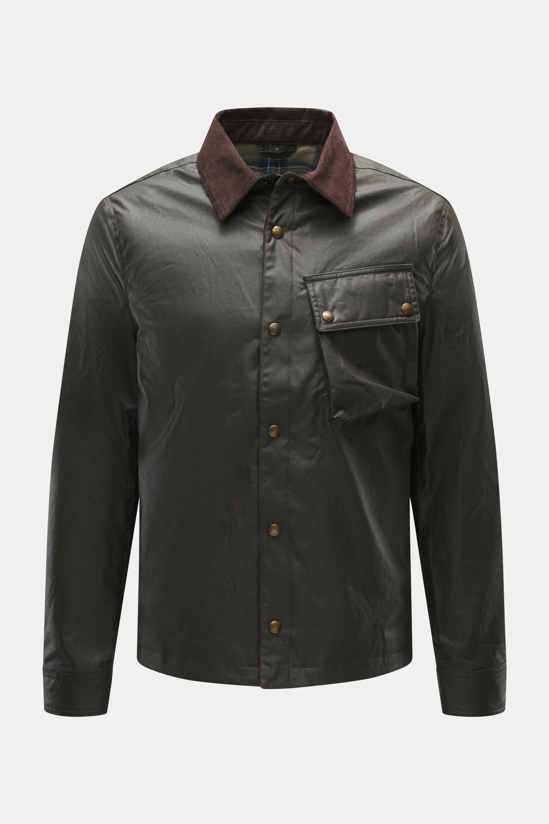 Belstaff Wachsjacke 'Ground' dark olive, Frontansicht, gewachste Baumwolle, wind- und wasserabweisend, Slim Fit, Metall-Reißverschluss, Brusttasche mit Druckknöpfen, Cordkragen, BELSTAFF-Weblabel, Seitennahttaschen, regulierbare Ärmel, karierter Futtersto