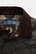 Close-up front view of the Belstaff Waxed Jacket 'Ground' dark olive showing waxed cotton, wind- and water-repellent fabric, smooth feel, slim fit, robust metal zipper, wind flap with press studs, turn-down collar with corduroy trim, patch chest pocket wi