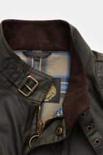 Belstaff Wachsjacke 'Trialmaster' dark olive, Nahaufnahme vom Kragen mit Cordbesatz, Taillengürtel, robuster Reißverschluss, gewachste, wasserabweisende Baumwolle.