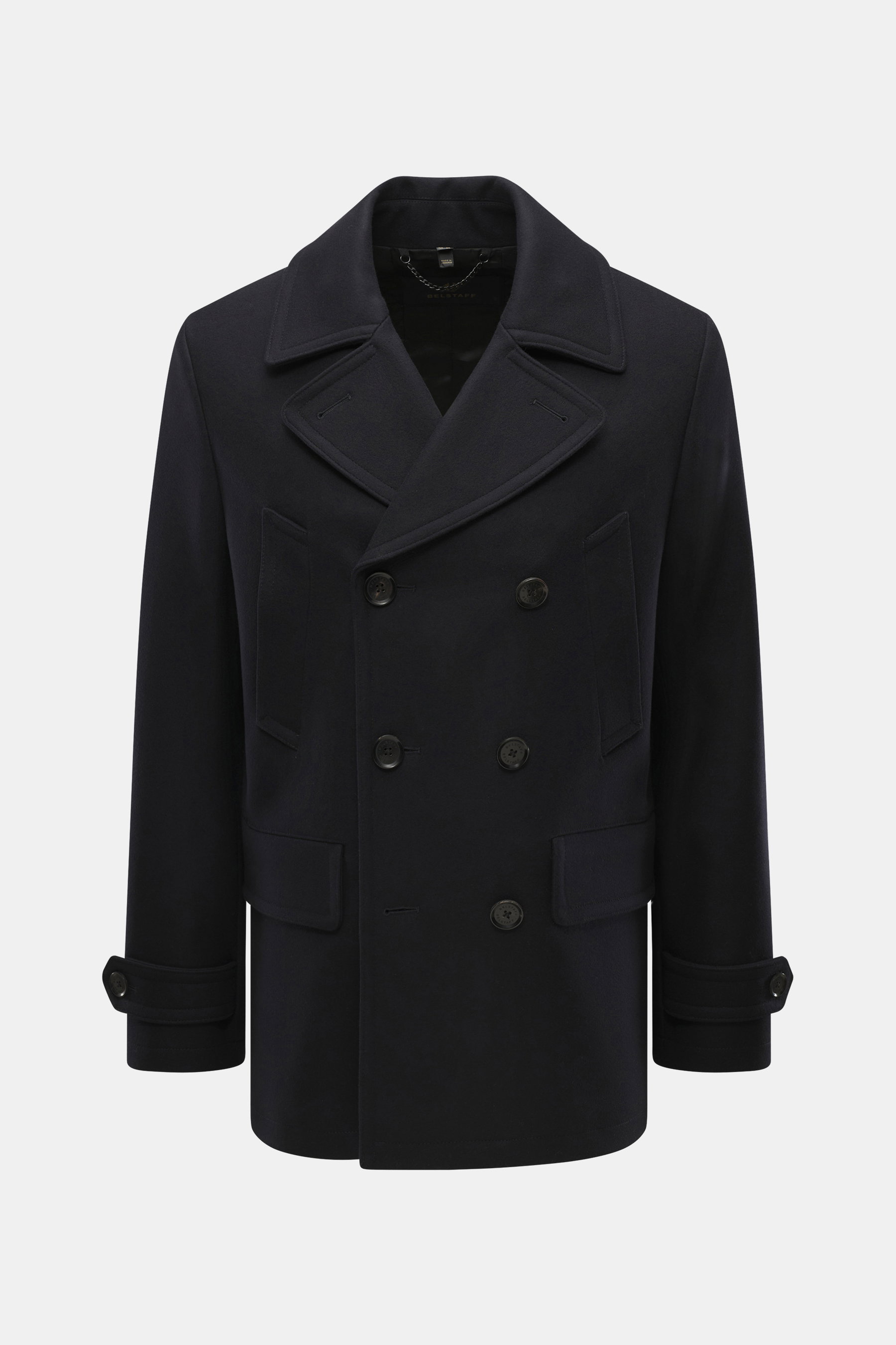 Belstaff Cabanjacke 'Milford' navy, frontal fotografiert, aus Woll-Microfaser-Mix, Regular Fit, variabler Reverskragen, zweireihig, Leistentaschen, Patten-Hüfttaschen, Knopfriegel an Ärmeln, Rückenmittelschlitz, glattes Futter, zwei Innentaschen, weicher 