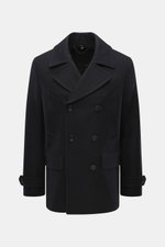 Belstaff Cabanjacke 'Milford' navy, frontal fotografiert, aus Woll-Microfaser-Mix, Regular Fit, variabler Reverskragen, zweireihig, Leistentaschen, Patten-Hüfttaschen, Knopfriegel an Ärmeln, Rückenmittelschlitz, glattes Futter, zwei Innentaschen, weicher 