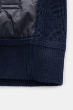 Close-up front view of Belstaff Down knit jacket 'Compound' navy showing soft pure wool patent knit and quilted microfiber with light down filling.

<p>Soft patent knit made of pure wool, combined with a pleasantly light down quilted front – BELSTAFF crea