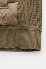 Close-up front view of Belstaff Down knit jacket 'Compound' khaki showing soft patent knit pure wool and light down quilted microfiber.

Description: <p>Soft patent knit made of pure wool, combined with a pleasantly light down quilted front – BELSTAFF cre