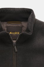 Close-up front view of the Moorer Down blouson 'Donizetti' grey melange, showcasing the stand-up collar with leather detail and durable two-way zipper, knit from virgin wool and cashmere with soft touch and warming down filling. 

Description: High perf