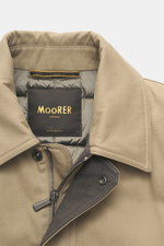 Close-up front view of Moorer Daunenjacke 'Nobile' dunkelbraun, showing elastic microfiber, smooth grip, water-repellent finish, double-front zipper, and variable collar.