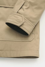 Close-up side view of the sleeve and lower part of the Moorer Daunenjacke 'Nobile' dunkelbraun, showing elastic microfiber fabric, smooth finish, and detailed stitching. <p>Die Jacke 'Nobile' von MOORER ist der perfekte City-Player – wasserabweisendes Fin