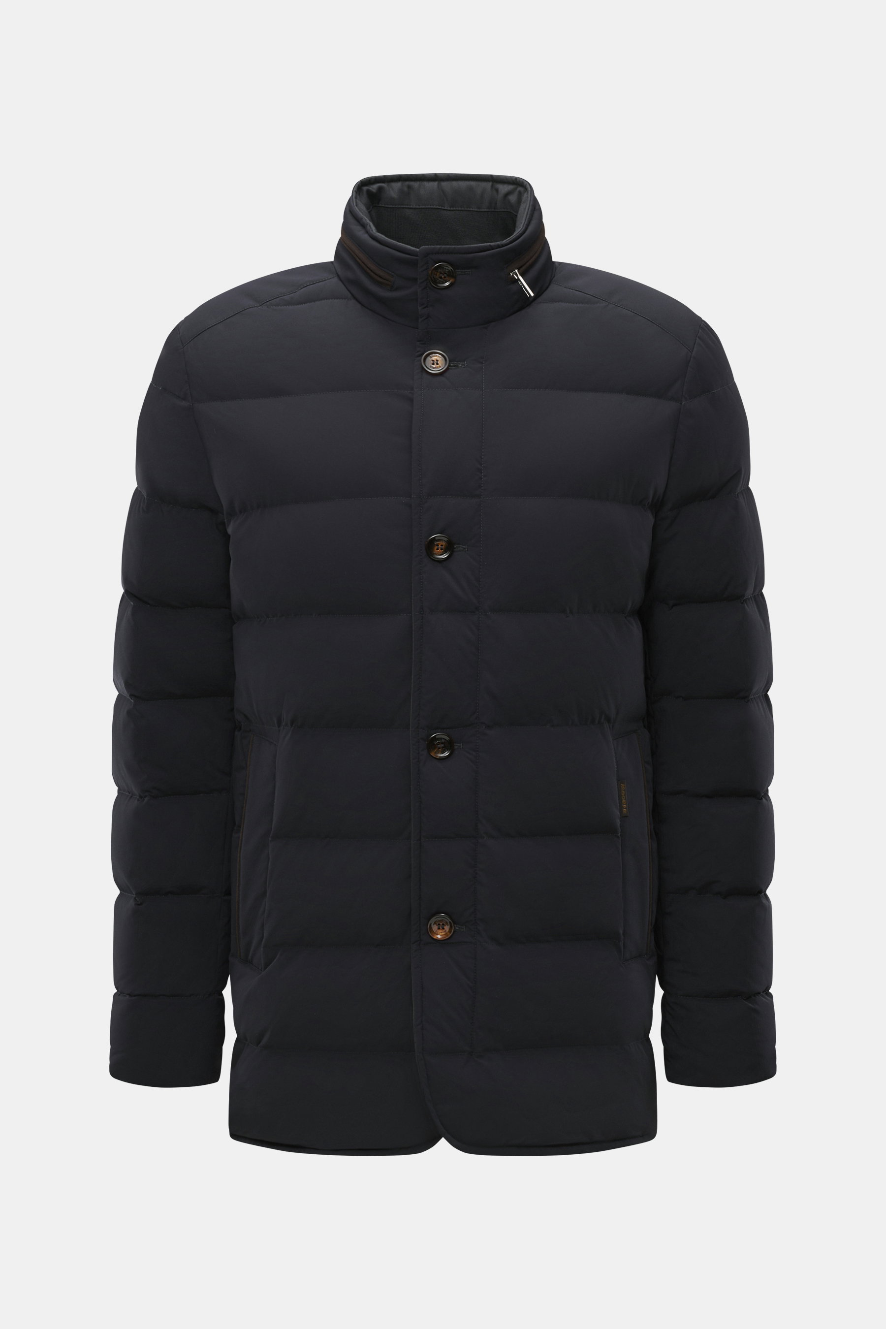Front view of the Moorer Daunenjacke 'Pagni' navy down jacket with high stand collar, button and zipper closure, and quilted design.

Description: <p>Die Daunenjacke 'Pagni' von MOORER vereint Funktionalität und zeitlosen Stil in Perfektion. Gefertigt a
