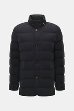 Front view of the Moorer Daunenjacke 'Pagni' navy down jacket with high stand collar, button and zipper closure, and quilted design.

Description: <p>Die Daunenjacke 'Pagni' von MOORER vereint Funktionalität und zeitlosen Stil in Perfektion. Gefertigt a