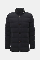 Front view of the Moorer Daunenjacke 'Pagni' navy down jacket with high stand collar, button and zipper closure, and quilted design.

Description: <p>Die Daunenjacke 'Pagni' von MOORER vereint Funktionalität und zeitlosen Stil in Perfektion. Gefertigt a