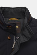 Close-up front view of the Moorer Daunenjacke 'Pagni' navy showing the high stand collar with button, zipper, and soft inner lining. 

<p>Die Daunenjacke 'Pagni' von MOORER vereint Funktionalität und zeitlosen Stil in Perfektion. Gefertigt aus hochwerti
