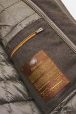 Nahaufnahme des Innenfutters vom Moorer Cashmere-Daunenblouson 'Janos' beige, Fokus auf Reißverschluss und Label.