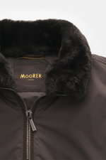 Close-up front view of the Moorer Down Blouson 'Billati' dark brown with visible zipper and soft black lambskin-trimmed stand-up collar. Functional outerwear with timeless elegance from MOORER: Ready for the cold season, we present the lightweight blouson