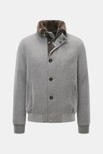 Moorer Daunenblouson 'Levion' grau meliert, frontal fotografiert, Mix aus Wolle und Cashmere, Slim Fit, mit Zipper, Knöpfen, Lammfellkragen, Daunenfüllung, Innentaschen.