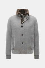 Moorer Daunenblouson 'Levion' grau meliert, frontal fotografiert, Mix aus Wolle und Cashmere, Slim Fit, mit Zipper, Knöpfen, Lammfellkragen, Daunenfüllung, Innentaschen.