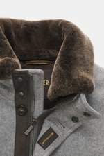 Nahaufnahme des schmal geschnittenen Moorer Daunenblouson 'Levion' grau meliert mit weichem Woll-Cashmere-Mix, abnehmbarem Lammfellkragen, Zwei-Wege-Reißverschluss und Knopf-Windblende.