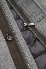 Nahaufnahme des Moorer Daunenblouson 'Levion' grau meliert aus schräger Perspektive, zeigt Mix aus Wolle und Cashmere, weicher Griff, Slim Fit, Zwei-Wege-Reißverschluss, Windblende mit Knöpfen, schmaler Stehkragen mit abnehmbarem Lammfellbesatz, Zipper-Fr