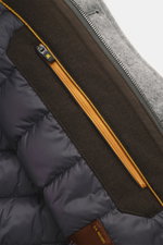 Nahaufnahme des Innenfutters vom Moorer Daunenblouson 'Levion' grau meliert, Detailansicht mit zwei Innentaschen, Zipper-Fronttaschen, Mix aus Wolle und Cashmere, weicher Griff, Slim Fit, Zwei-Wege-Reißverschluss, Windblende mit Knöpfen, schmaler Stehkrag